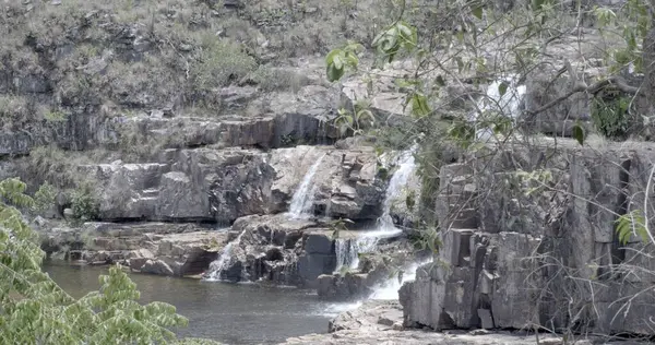 Brezilya 'nın Goias eyaletinde yer alan Chapada dos Veadeiros Ulusal Parkı' ndaki Rio dos Couros nehri.