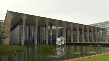 Palacio Itamaraty Brezilya 'nın Brasilia şehrindeki en ikonik ve mimari açıdan en önemli binalardan biridir. Dışişleri Bakanlığı karargahı olarak hizmet vermektedir ve Brezilya 'nın diplomatik ilişkilerinde merkezi bir rol oynamaktadır.