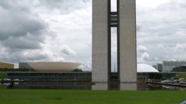 Brasilia 'daki Kongre Nacional (Ulusal Kongre), Brezilya' nın en ikonik ve önemli binalarından biridir ve federal hükümetin yasama organı olarak hizmet vermektedir. Praca dos Tres Poderes 'de yer almaktadır..