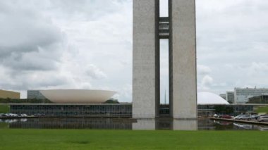 Brasilia 'daki Kongre Nacional (Ulusal Kongre), Brezilya' nın en ikonik ve önemli binalarından biridir ve federal hükümetin yasama organı olarak hizmet vermektedir. Praca dos Tres Poderes 'de yer almaktadır..