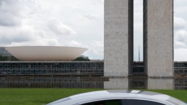 Brasilia 'daki Kongre Nacional (Ulusal Kongre), Brezilya' nın en ikonik ve önemli binalarından biridir ve federal hükümetin yasama organı olarak hizmet vermektedir. Praca dos Tres Poderes 'de yer almaktadır..