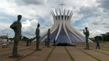 Brasilia, DF, Brezilya 03.10.2023 Katedral Metropolitana Nossa Senhora Aparecida yaygın olarak Braslia Katedrali olarak bilinir. Katedralde, 16 eğri beton sütundan oluşan çarpıcı bir hiperbol yapısı yer alıyor.. 