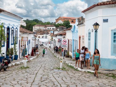 12.30.2024 Cidade de Goias, nam-ı diğer Goias Velho, Goias eyaleti, Brezilya 'nın Cidade de Goias şehrinde sömürge tarzı sokakta yürüyen Brezilya halkı.