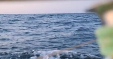 Okyanus bulanık bir vinçle Biscay Körfezi 'ni geçen bir yelkenlide görünüyor.