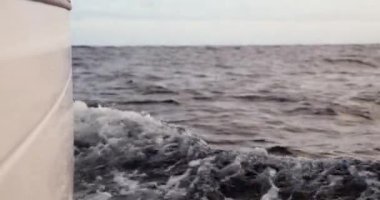 Biscay Körfezi 'ni geçerken okyanusu kesen bir yelkenliyle sancak tarafında.