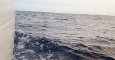 Biscay Körfezi 'ni geçerken okyanusu kesen bir yelkenliyle sancak tarafında.