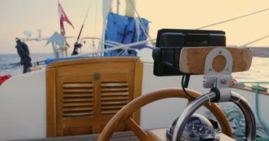 Biscay Körfezi 'ni geçerken elektrikli bir otomatik pilot tarafından yönlendirilen bir yelkenlinin dümen ve kokpitinin görüntüsü