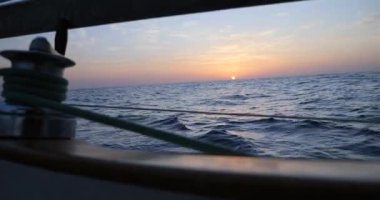 Atlantik Okyanusu 'ndaki Biscay Körfezi' nde bir yelkenliden gün batımı görüldü.