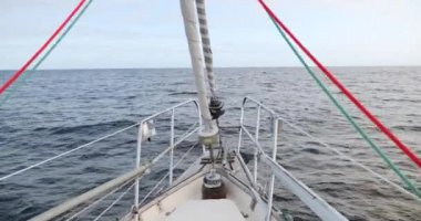 Biscay Körfezi 'nden geçen iki yelkenli yelkenlinin pruvası.
