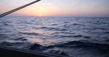Atlantik Okyanusu 'ndaki Biscay Körfezi' nde bir yelkenliden gün batımı görüldü.