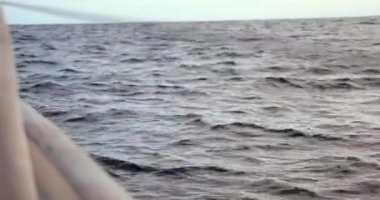 Biscay Körfezi 'nden geçen bir yelkenli rayı sancak tarafında.