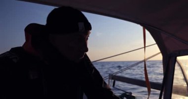 Denizcisi Biscay Körfezi 'ni geçerken ufka bakıyor.