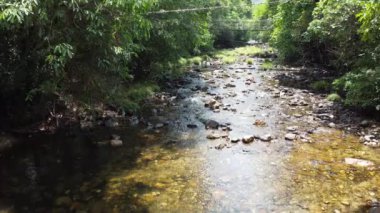 Brezilya 'nın Chapada dos Veadeiros şehrinde Rio Sao Miguel nehri. Nehir, dünyanın biyoçeşitliliğinin en fazla olduğu bölgelerden biri olan Cerrado biyomu 'nun verimli ovalarında dolaşır.