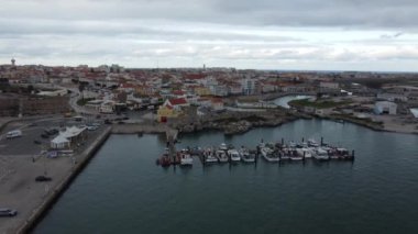 Penis deniz mirası, dramatik uçurumlar ve el değmemiş plajlarıyla tanınır, sörfçüler, doğa meraklıları ve tarih meraklıları için popüler bir yerdir..