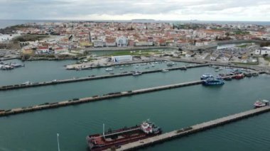 Penis deniz mirası, dramatik uçurumlar ve el değmemiş plajlarıyla tanınır, sörfçüler, doğa meraklıları ve tarih meraklıları için popüler bir yerdir..