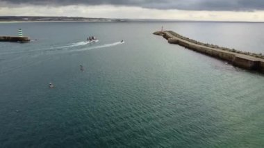 Penis deniz mirası, dramatik uçurumlar ve el değmemiş plajlarıyla tanınır, sörfçüler, doğa meraklıları ve tarih meraklıları için popüler bir yerdir..