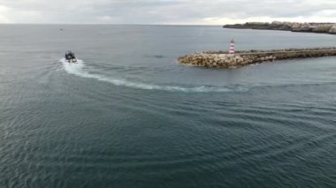 Penis deniz mirası, dramatik uçurumlar ve el değmemiş plajlarıyla tanınır, sörfçüler, doğa meraklıları ve tarih meraklıları için popüler bir yerdir..