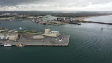 Penis deniz mirası, dramatik uçurumlar ve el değmemiş plajlarıyla tanınır, sörfçüler, doğa meraklıları ve tarih meraklıları için popüler bir yerdir..