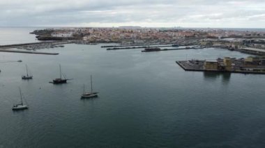 Penis deniz mirası, dramatik uçurumlar ve el değmemiş plajlarıyla tanınır, sörfçüler, doğa meraklıları ve tarih meraklıları için popüler bir yerdir..