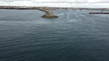Penis deniz mirası, dramatik uçurumlar ve el değmemiş plajlarıyla tanınır, sörfçüler, doğa meraklıları ve tarih meraklıları için popüler bir yerdir..