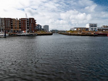 7.2.2024 Scheveningen, Hollanda 'nın Lahey kentinde kumlu plajları, ikonik rıhtımı, deniz ürünleri restoranları, su sporları ve canlı gece hayatı ile tanınan canlı bir sahil beldesidir..
