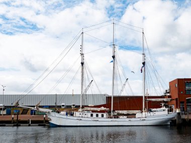 7.2.2024 Scheveningen, Hollanda 'nın Lahey kentinde kumlu plajları, ikonik rıhtımı, deniz ürünleri restoranları, su sporları ve canlı gece hayatı ile tanınan canlı bir sahil beldesidir..