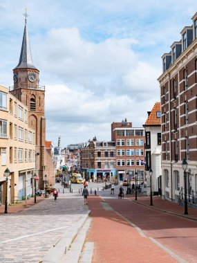7.2.2024 Scheveningen, Hollanda 'nın Lahey kentinde kumlu plajları, ikonik rıhtımı, deniz ürünleri restoranları, su sporları ve canlı gece hayatı ile tanınan canlı bir sahil beldesidir..