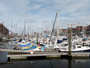 7.2.2024 Scheveningen, Hollanda 'nın Lahey kentinde kumlu plajları, ikonik rıhtımı, deniz ürünleri restoranları, su sporları ve canlı gece hayatı ile tanınan canlı bir sahil beldesidir..