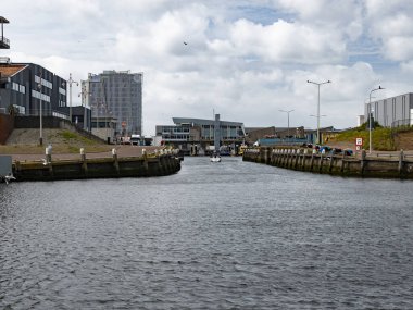 7.2.2024 Scheveningen, Hollanda 'nın Lahey kentinde kumlu plajları, ikonik rıhtımı, deniz ürünleri restoranları, su sporları ve canlı gece hayatı ile tanınan canlı bir sahil beldesidir..