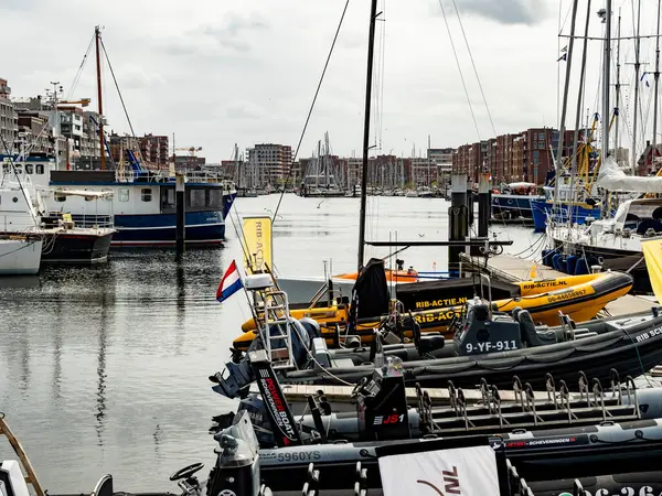 7.2.2024 Scheveningen, Hollanda 'nın Lahey kentinde kumlu plajları, ikonik rıhtımı, deniz ürünleri restoranları, su sporları ve canlı gece hayatı ile tanınan canlı bir sahil beldesidir..