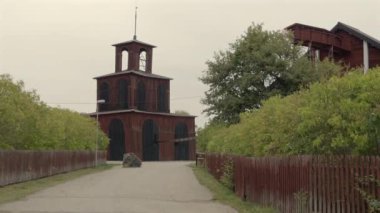 09.18.2020 Falun İsveç. Falu Bakır Madeni, İsveç 'in en ünlü tarihi yerlerinden ve UNESCO' nun Dünya Mirası Alanıdır. Binlerce yıldır önemli bir bakır kaynağıydı.