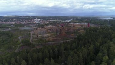 09.18.2020 Falun İsveç. Falu Bakır Madeni, İsveç 'in en ünlü tarihi yerlerinden ve UNESCO' nun Dünya Mirası Alanıdır. Binlerce yıldır önemli bir bakır kaynağıydı.