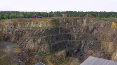 09.18.2020 Falun İsveç. Falu Bakır Madeni, İsveç 'in en ünlü tarihi yerlerinden ve UNESCO' nun Dünya Mirası Alanıdır. Binlerce yıldır önemli bir bakır kaynağıydı.