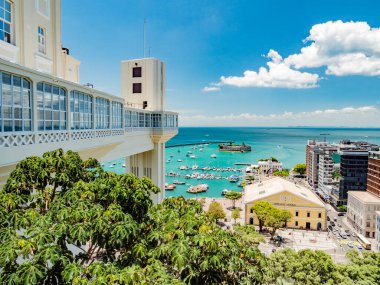 Salvador de Bahia, Brezilya. Muhteşem manzara Bahia, Baia de Todos os Santos Körfezi ve güzel restore edilmiş ve sembolik sanat deco Elevador Lacerda