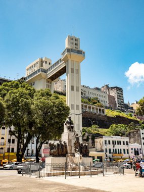 Salvador de Bahia, Brezilya. Güzelce restore edilmiş ve amblemli sanat deco Elevador Lacerda, Cidade Alta 'yı Comercio' ya 30 saniyede 72 metre hızla giden dört asansörle bağlıyor..