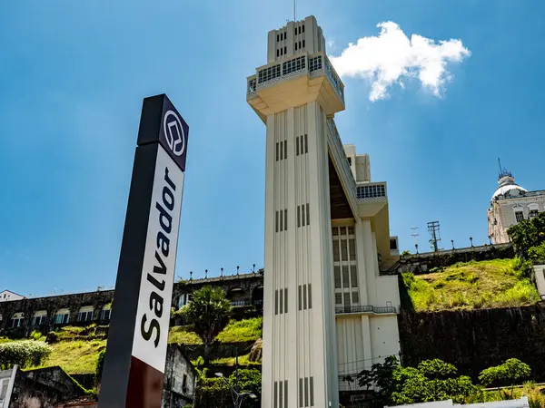Salvador de Bahia, Brezilya. Güzelce restore edilen ve simgeleyen sanat deco Elevador Lacerda, Cidade Alta 'yı Comrcio' ya 30 saniyede 72 metre hızla giden dört asansörle bağlıyor..