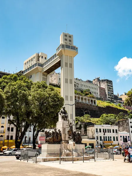 Salvador de Bahia, Brezilya. Güzelce restore edilmiş ve amblemli sanat deco Elevador Lacerda, Cidade Alta 'yı Comercio' ya 30 saniyede 72 metre hızla giden dört asansörle bağlıyor..