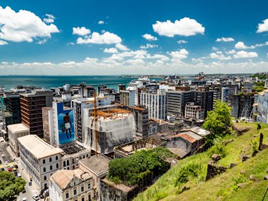 Salvador de Bahia, Brezilya. Arka planda Azizler Körfezi olan Salvador 'un modern bir bölümü.