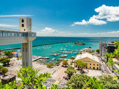 Salvador de Bahia, Brezilya. Muhteşem manzara Bahia, Baia de Todos os Santos Körfezi ve güzel restore edilmiş ve sembolik sanat deco Elevador Lacerda