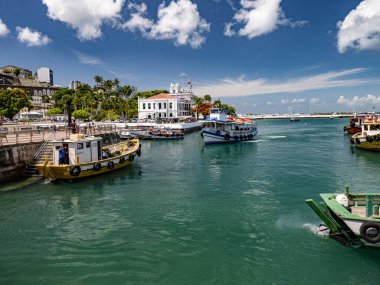 Salvador de Bahia, Brezilya. Salvador Limanı 'nda renkli tekneler, arka planda kapitania dos portos