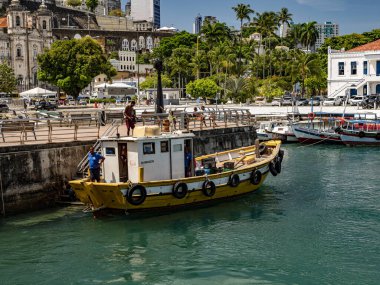 Salvador de Bahia, Brezilya. Salvador Limanı 'nda renkli tekneler, arka planda kapitania dos portos