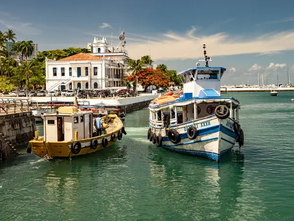 Salvador de Bahia, Brezilya. Salvador Limanı 'nda renkli tekneler, arka planda kapitania dos portos