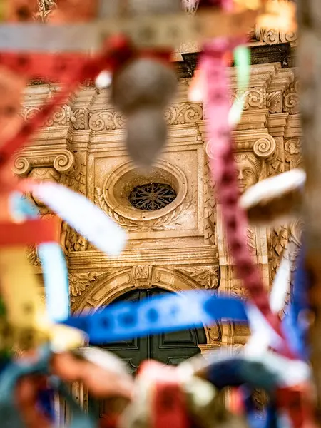Brezilya 'da Salvador de Bahia. Brezilya İyi Şanslar Bilezikleri Salvador de Bahia 'dan San Francisco Kilisesi' nin giriş kapısında.