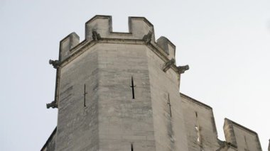 Avignon, Fransa 'daki Palais des Papes kulelerinden birinin savaşı.
