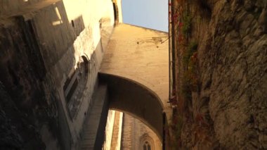 Avignon, Fransa 'daki Palais des Papes' in duvarlarında mimari detaylar