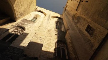Avignon, Fransa 'daki Palais des Papes' in duvarlarındaki pencereler