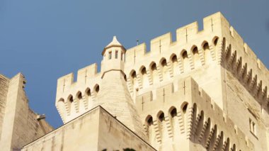 Avignon, Fransa 'daki Palais des Papes' deki kulelerden birinin savaşı.