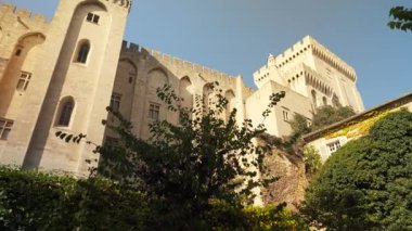 Fransa 'nın Avignon kentindeki Palais des Papes' in arka tarafındaki muharebelerle güçlendirilmiş duvar ve kuleler