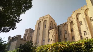 Fransa 'nın Avignon kentindeki Palais des Papes' in arka tarafındaki muharebelerle güçlendirilmiş duvar ve kuleler
