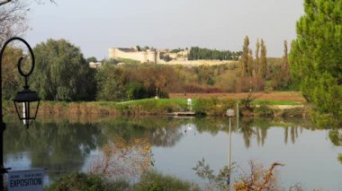 Avignon Fransa 'da Rhone nehrinin karşısındaki bir ortaçağ şatosunun görüntüsü